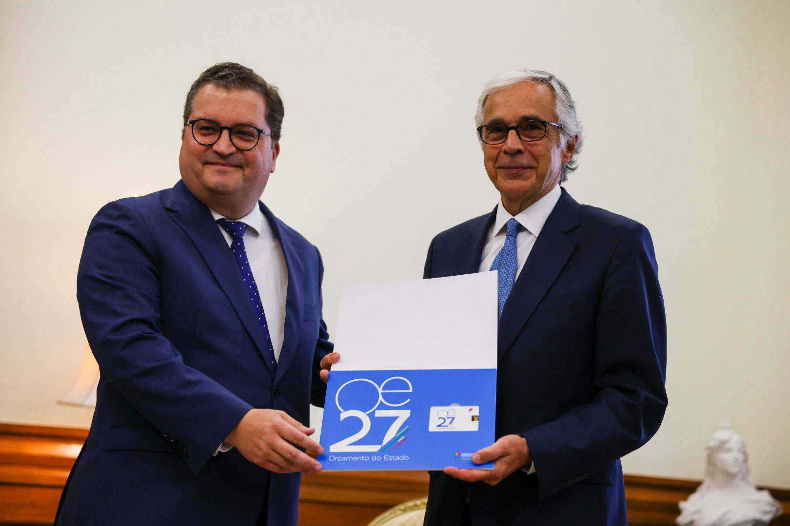 Ministro Das Financas Entrega OE 2027 Ao Presidente Da AR (1)